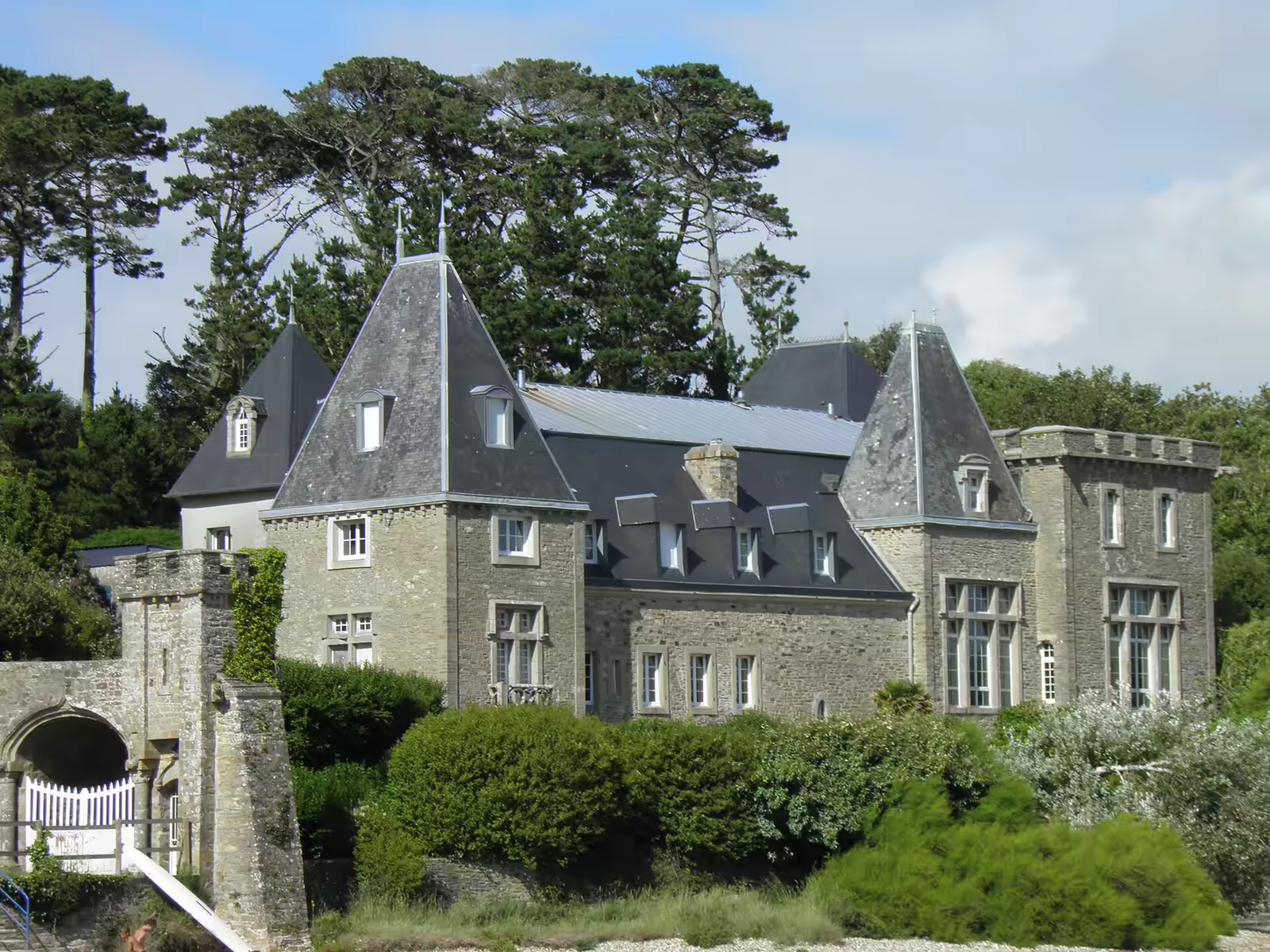 Manoir de Cosquiez (Finistère), exemple de grande demeure de caractère